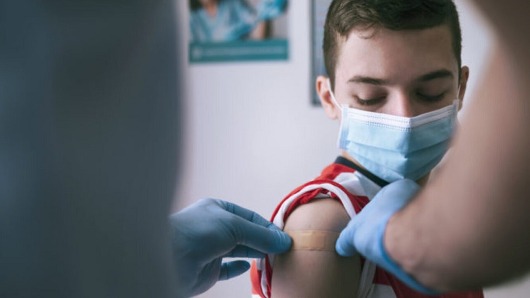 Πάτρα - 12χρονος εμβολιάστηκε στην Πάτρα επειδή κινδύνεψε να χάσει τη γιαγιά του από κορωνοϊό