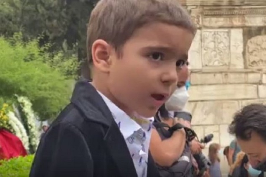 Ο 5χρονος Αναστάσης τραγούδησε το «Σώπα όπου να’ ναι θα σημάνουν οι καμπάνες» (βίντεο)