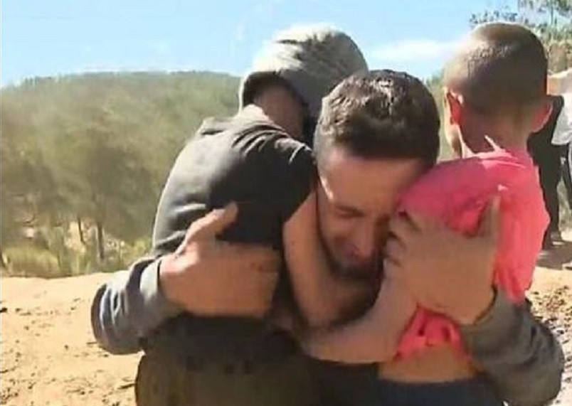Πατέρας αγκαλιάζει συγκινημένος το 3χρονο αγοράκι του που είχε εξαφανιστεί για 3 ημέρες