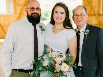 Η υιοθετημένη Κάρα πήγε νύφη στην εκκλησία με τους δύο της μπαμπάδες - Βρήκε τον βιολογικό της πατέρα μετά από 25 χρόνια