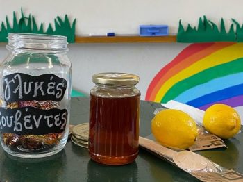 Μάριος Μάζαρης - Με μέλι, σοκολατάκια και λεμόνι διδάσκει την ευγένεια στους μαθητές του