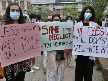 Πακιστάν: Πατέρας έκαψε ζωντανές τις κόρες του & τα παιδιά τους επειδή «παντρεύτηκαν χωρίς τη συγκατάθεσή του»