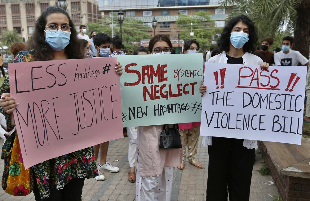 Πακιστάν: Πατέρας έκαψε ζωντανές τις κόρες του & τα παιδιά τους επειδή «παντρεύτηκαν χωρίς τη συγκατάθεσή του»