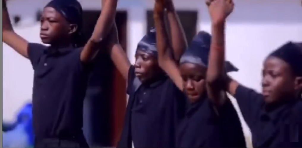 Υπέροχο βίντεο: Μαθητές σε ελληνικό σχολείο στην Γκάνα χορεύουν ποντιακά