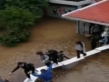 Νέα Φιλαδέλφεια: Μαθητές πάνω σε θρανία για να φύγουν από πλημμυρισμένο σχολείο (video)