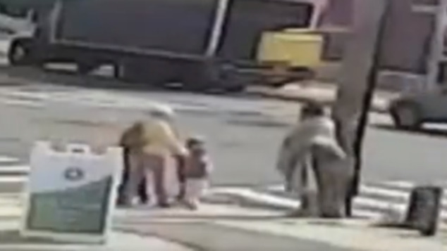 Το σοκαριστικό βίντεο που δείχνει άστεγο να αρπάζει ένα 3χρονο κοριτσάκι από τη γιαγιά του