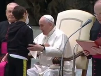 Βατικανό:  Ένα αγόρι κλέβει την παράσταση στην ακρόαση του Πάπα Φραγκίσκου (Βίντεο)