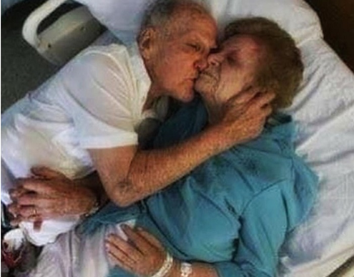 Ο Ηλίας Μόσιαλος παρουσιάζει μια συγκινητική ιστορία αγάπης δύο ηλικιωμένων