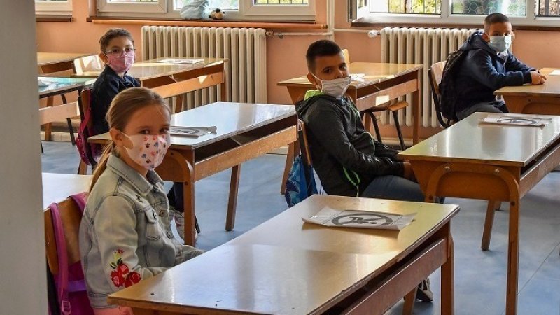 Ζέτα Μακρή: Δεν κλείνουν τα σχολεία – Τα παιδιά δεν κολλούν πάντα στο σχολικό περιβάλλον