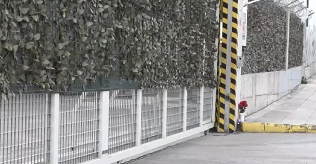 Θανάσιμος εγκλωβισμός 8χρονης σε πόρτα εργοστασίου στο Κερατσίνι – Την άφησαν αβοήθητη επί μία ώρα