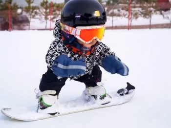 Κοριτσάκι 11 μηνών κάνει snowboard πριν καλά- καλά μάθει να περπατάει