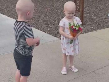Η Payson και ο Mack, 3χρονοι φίλοι που πάλεψαν μαζί με τον καρκίνο, έσμιξαν και πάλι