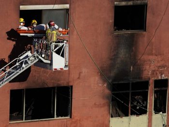 Τραγωδία στη Βαρκελώνη: Τέσσερις νεκροί, ανάμεσά τους ένα βρέφος και ένα νήπιο, από φωτιά σε εγκαταλελειμμένο κτίριο