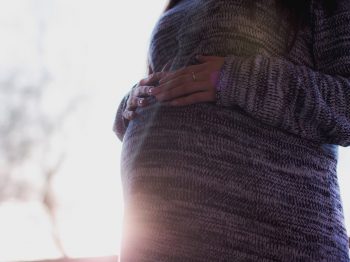 Το 2021 μολύνθηκαν συνολικά 2.898 έγκυες και λεχωίδες γυναίκες με κορονοϊό SARS-CoV-2