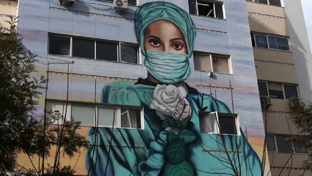 Συγκινητικό γκράφιτι στο Τζάνειο: Η νοσηλεύτρια με το λευκό τριαντάφυλλο