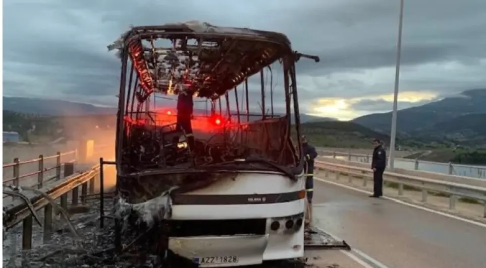 Λεωφορείο που θα μετέφερε μαθητές στην Πάτρα έπιασε φωτιά εν κινήσει!