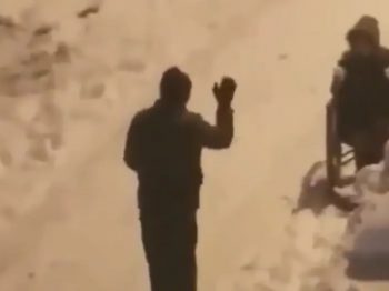 Τουρκία: To συγκινητικό βίντεο ενός πατέρα που παίζει με το ανάπηρο παιδί του στα χιόνια