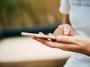 Έρευνα - Τα ζευγάρια στέλνουν μηνύματα στα κινητά ενώ είναι στο ίδιο σπίτι