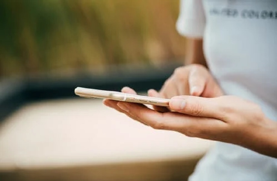 Έρευνα - Τα ζευγάρια στέλνουν μηνύματα στα κινητά ενώ είναι στο ίδιο σπίτι