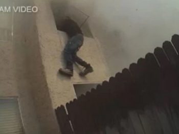 Ήρωας σώζει παιδιά από φλεγόμενο κτίριο - Συγκλονιστικό βίντεο από την Αριζόνα