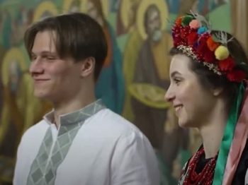 «Μπορεί να πεθάνουμε»: Ζευγάρι Ουκρανών παντρεύτηκε εν μέσω πολέμου