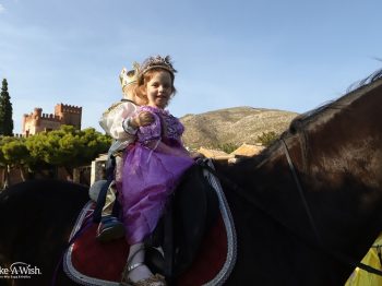 Η μικρή Ειρήνη, που πάσχει από νευροβλάστωμα, έγινε βασίλισσα χάρη στο Make A Wish