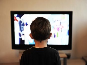 Βλέπει το μικρό σου πολλές ώρες τηλεόραση; Μάθε ποιος κίνδυνος ελλοχεύει