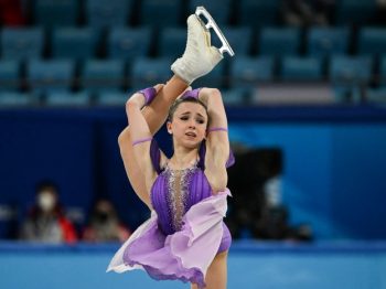 Χειμερινοί Ολυμπιακοί: Η 15χρονη Καμίλα Βαλίεβα έγινε η πρώτη γυναίκα που έκανε δύο τετραπλές περιστροφές