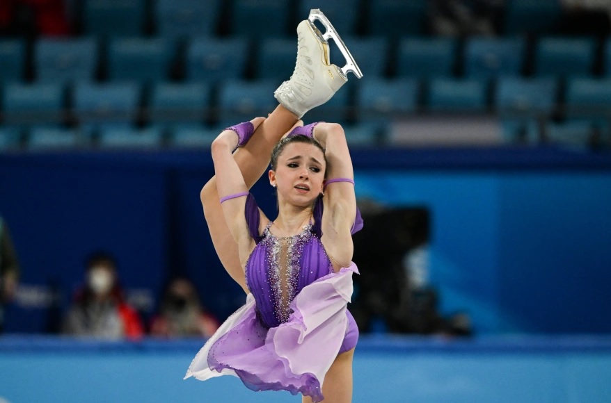 Χειμερινοί Ολυμπιακοί: Η 15χρονη Καμίλα Βαλίεβα έγινε η πρώτη γυναίκα που έκανε δύο τετραπλές περιστροφές