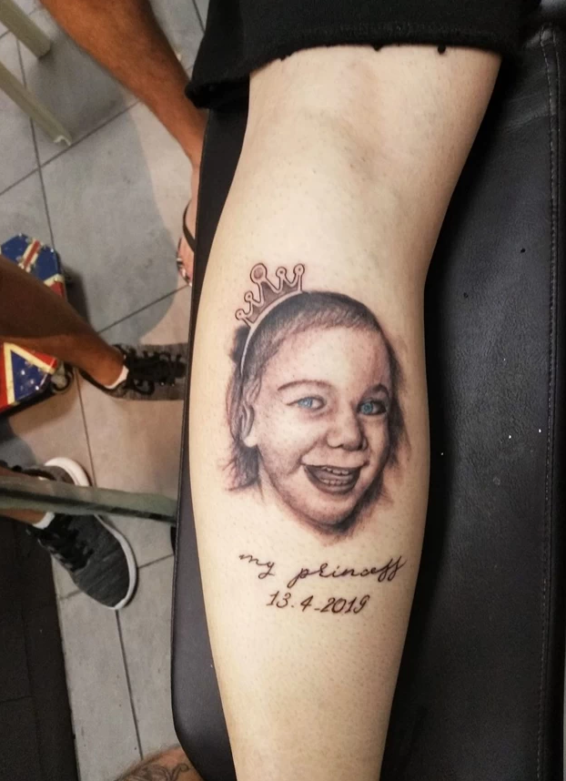 Τατουάζ με τη μικρή της Μαλένα έχει κάνει η τραγική μητέρα που έχασε τρία παιδιά σε τρία χρόνια