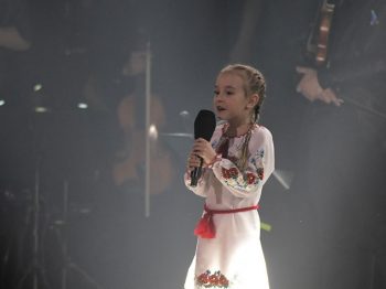 Πόλεμος στην Ουκρανία: H επτάχρονη Αμέλια καθήλωσε την Πολωνία τραγουδώντας για την πατρίδα της