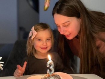 Ουκρανία - Μητέρα γιόρτασε τα τρίτα γενέθλια της κόρης της υπό τους ήχους του πολέμου