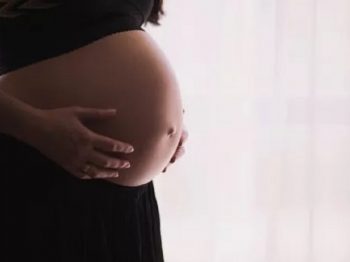 Έρευνα: Υπερδιπλάσιος ο κίνδυνος σοβαρών επιπλοκών στην εγκυμοσύνη για τις έγκυες με κορωνοϊό