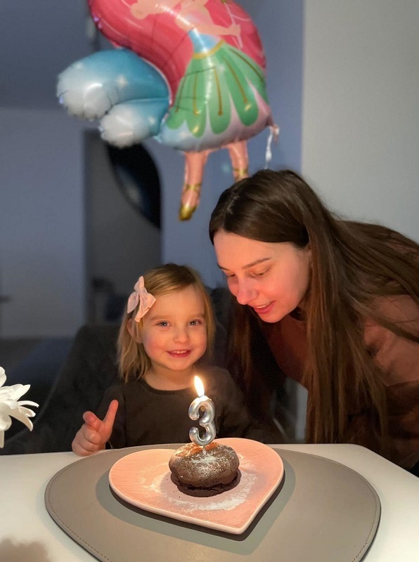 Ουκρανία - Μητέρα γιόρτασε τα τρίτα γενέθλια της κόρης της υπό τους ήχους του πολέμου