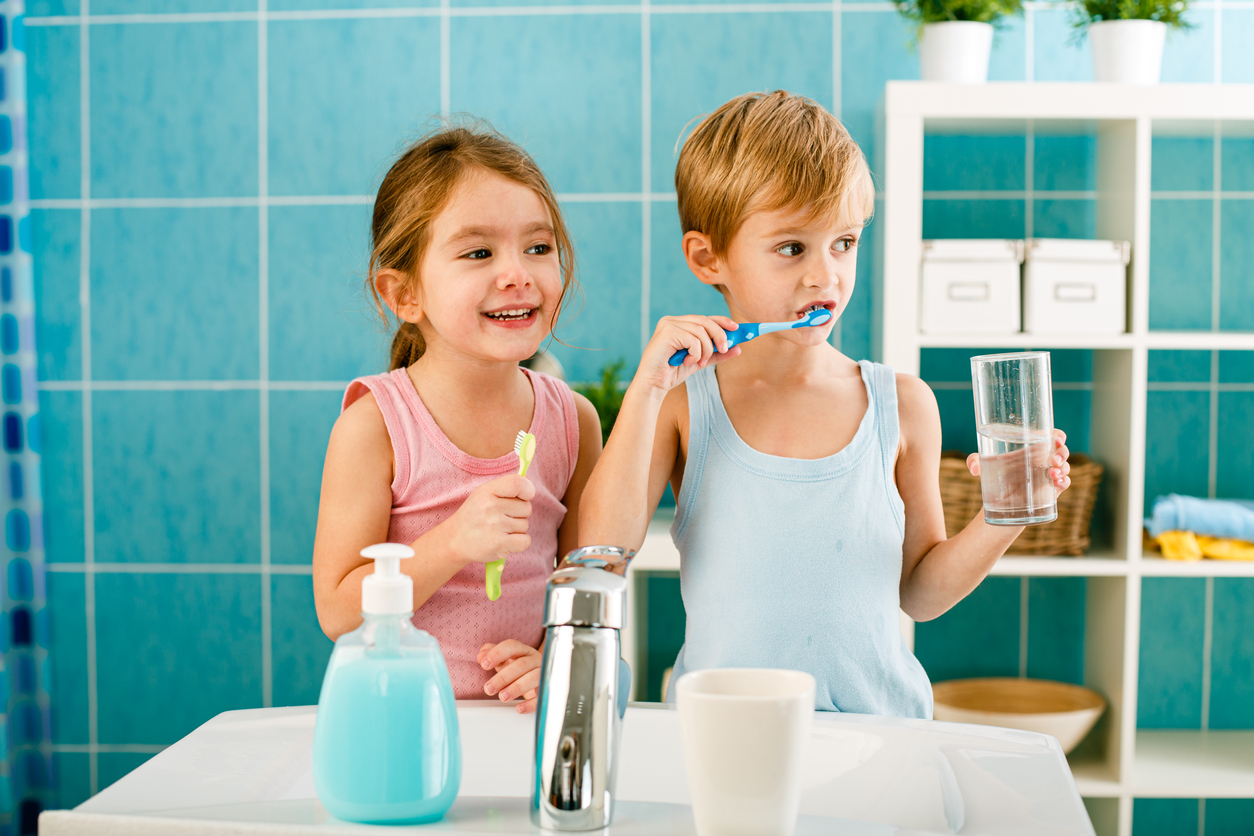 Οδηγίες για σωστό βούρτσισμα των δοντιών στα μικρά παιδιά από τον παιδίατρο