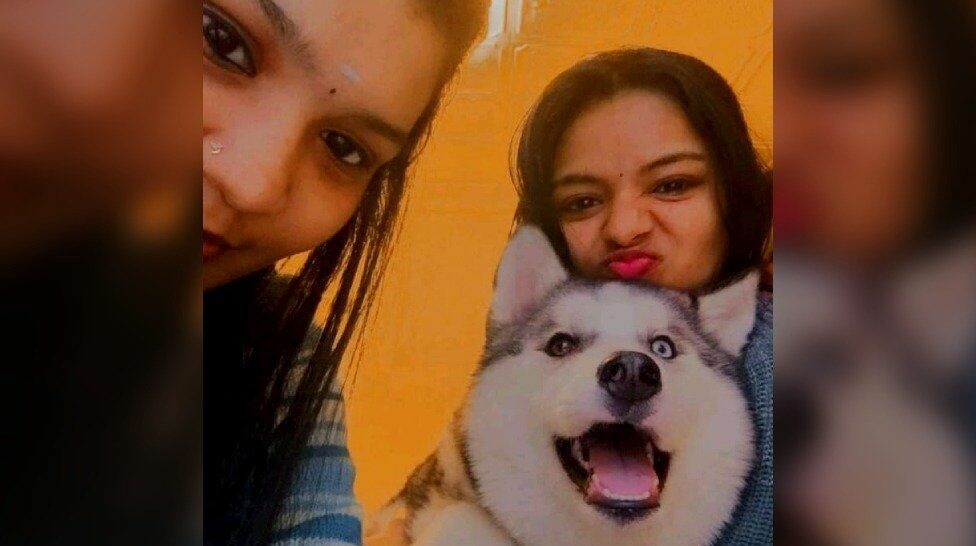 Η ιστορία της Ινδής φοιτήτριας που δεν ήθελε να εγκαταλείψει τον σκύλο της στην Ουκρανία