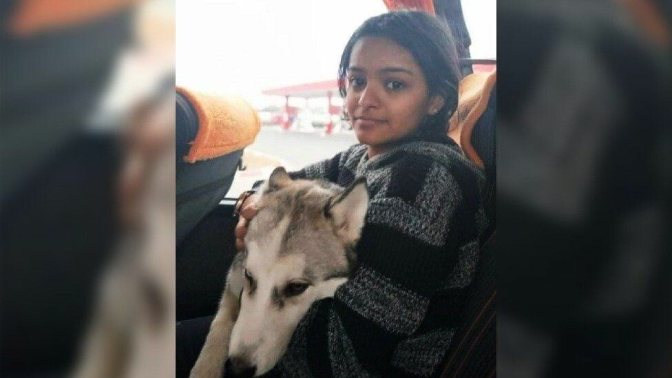 Η ιστορία της Ινδής φοιτήτριας που δεν ήθελε να εγκαταλείψει τον σκύλο της στην Ουκρανία