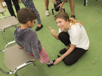 Μοιράζοντας περισσότερα από 100.000 παπούτσια σε παιδιά σε ανάγκη