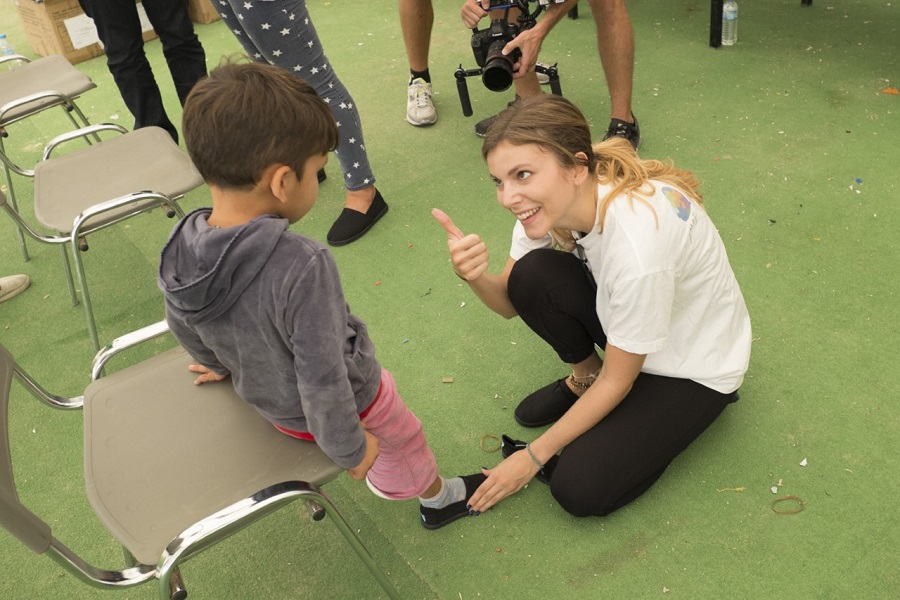 Μοιράζοντας περισσότερα από 100.000 παπούτσια σε παιδιά σε ανάγκη