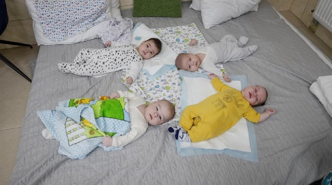 Ουκρανία: Μωρά στα αζήτητα - Η τραγωδία των βρεφών που γεννήθηκαν από παρένθετες μητέρες μέσα στον πόλεμο