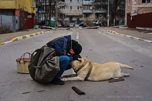 Ουκρανία: Άνδρας παρηγορεί το σκύλο του που φοβάται τις βόμβες και αρνείται να προχωρήσει...