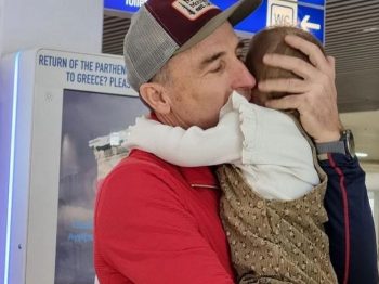 Αντώνης Συκάρης: Η αγκαλιά στο εγγόνι του πριν φύγει για Νεπάλ - «Γιατί ρισκάρεις τη ζωή σου;», του έλεγαν