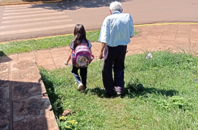 Παππούς 90 χρόνων συνοδεύει την δισέγγονή του στο σχολείο κάθε μέρα - Την περιμένει μέχρι να σχολάσει