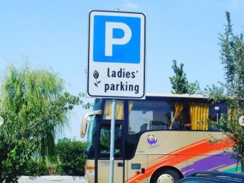 parking μόνο για γυναίκες