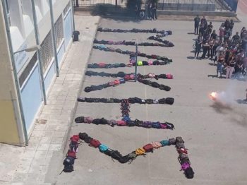 Αυτοκτονία 13χρονου στα Σεπόλια: Το αντίο των συμμαθητών του στο 54ο Γυμνάσιο Αθηνών