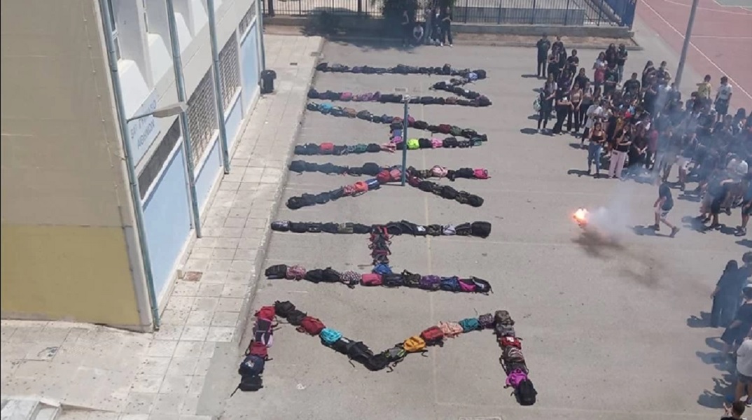Αυτοκτονία 13χρονου στα Σεπόλια: Το αντίο των συμμαθητών του στο 54ο Γυμνάσιο Αθηνών