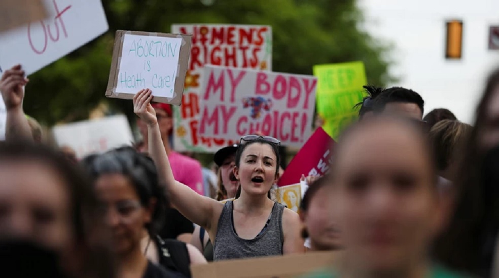 "Σταματήστε τον πόλεμο εναντίον των γυναικών": Στους δρόμους χιλιάδες Νεοϋορκέζοι για το δικαίωμα στην άμβλωση