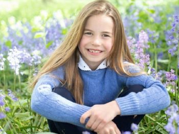 Χαμογελαστή μέσα σε υάκινθους: Τρεις φωτογραφίες για τα έβδομα γενέθλια της πριγκίπισσας Σάρλοτ