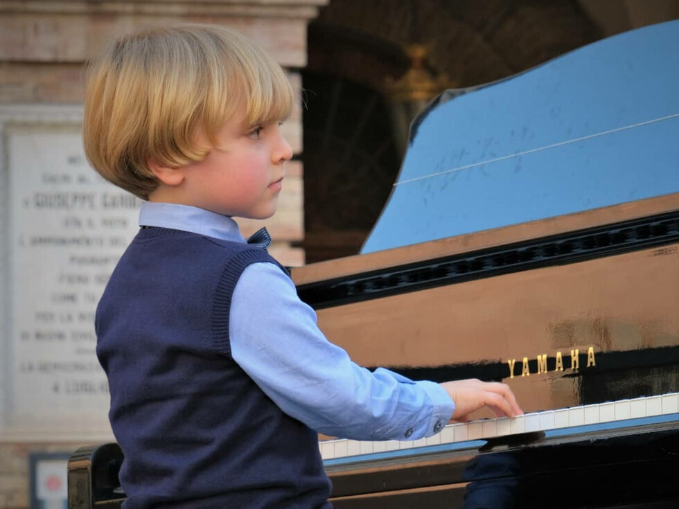 5χρονος άφησε άφωνους τους μεγάλους παίζοντας στο πιάνο Μότσαρτ