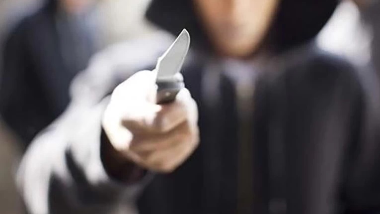 Σοκ στη Λάρισα: 17χρονος μαχαίρωσε τον πατέρα του την ώρα που κοιμόταν - Νοσηλεύεται σε σοβαρή κατάσταση